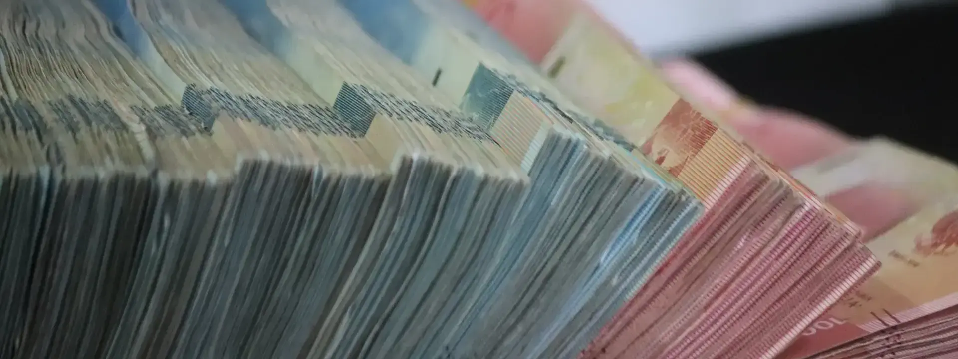 Why Contractors Earn More Money Than Permanent Workers