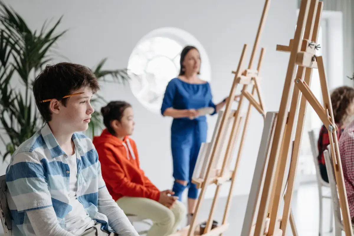 What is an expert Art Instructor?