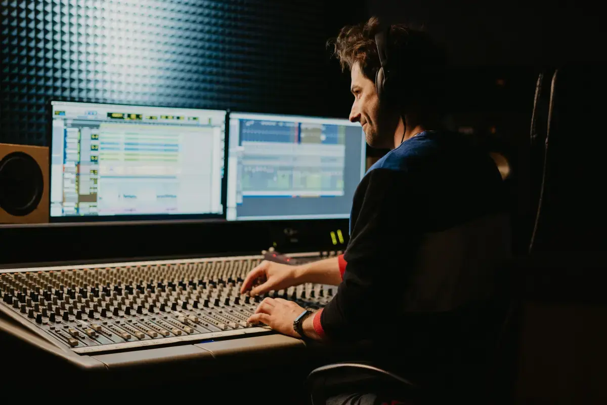 What is an expert Sound Technician?